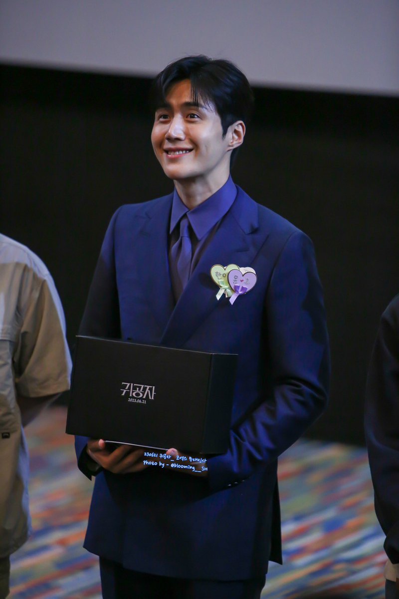 Presenting you uri prince seonho 🙈💙 always winning the dimple prince title #KimSeonHo #thechilde