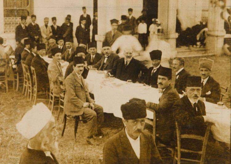 Ulu Önder Gazi Mustafa Kemal Atatürk, 18 Haziran 1922 tarihinde İzmit'te bulunduğunda İzmit Sarayı'nda Claude Farrère için verilen çayda Claude Farrère, Hamit Hasancan, Ercüment Ekrem Talu, Ahmet Emin Yalman, Cevat Abbas Gürer, diğer görevliler ve halkıyla bulunurken görülüyor.