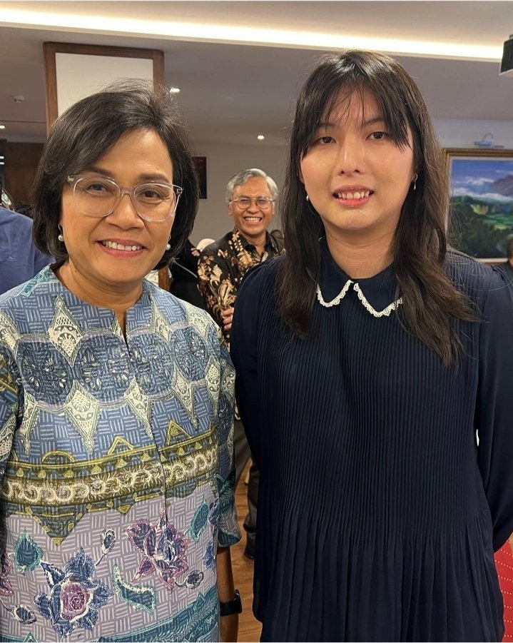 Carina Citra Dewi Joe namanya. Anda dan saya mungkin tak banyak tahu tentang sosoknya. Tapi ketika bicara vaksin yang kemarin disuntikkan pada tubuh kita dan lalu kita kebal terhadap covid, ada peran besarnya hadir.

Dia mendunia. Dia tenggelamkan dirinya dengan prestasi. Dia