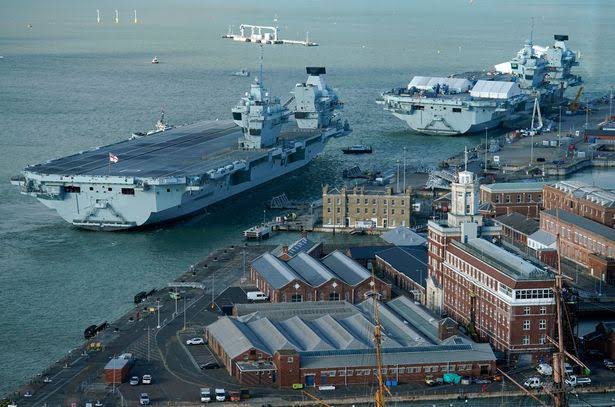 İngiliz donanmasının ikiz uçak gemilerinden HMS Queen Elizabeth ve HMS Prince of Wales Portsmouth limanında.Kraliyet Donanmasının yeni uçak gemilerinde bir dizi mekanik sorun yaşandığı dile getiriliyor.Pervane şaftlarındaki problemden ötürü gemilerin geçen kış+