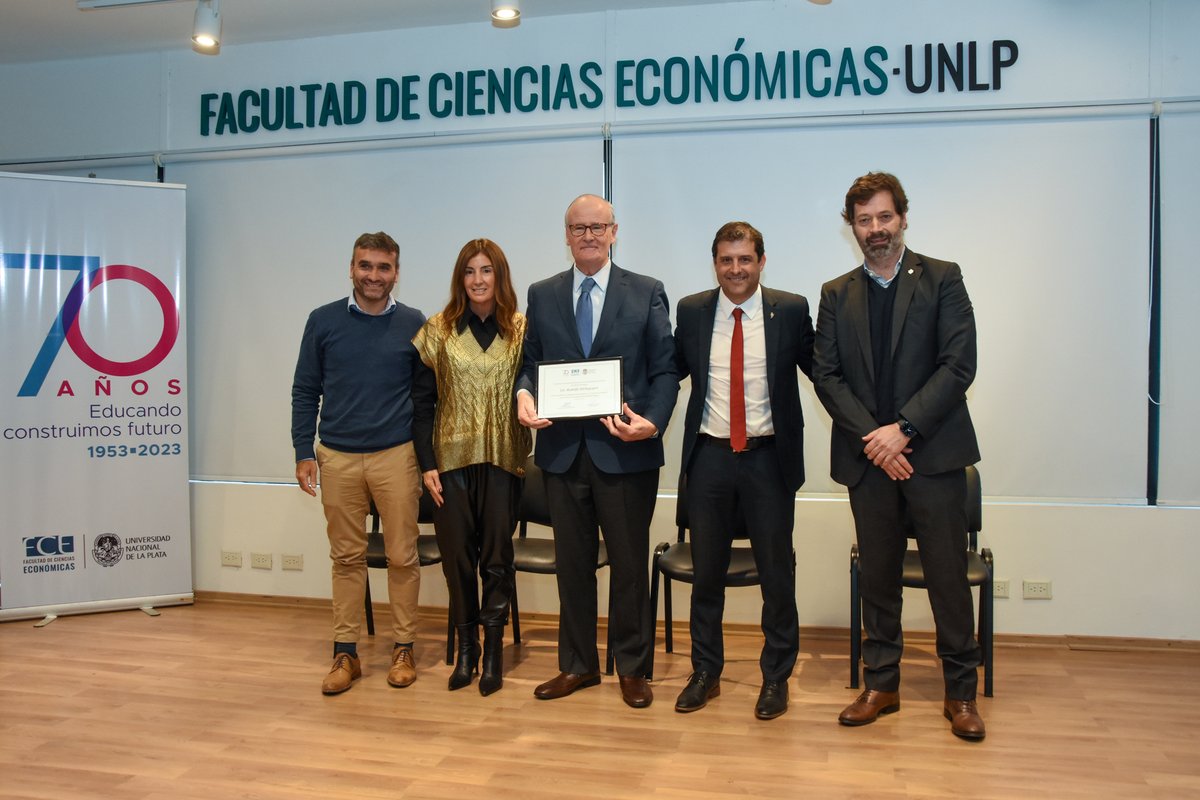 economicas_unlp's tweet image. RECONOCIMIENTO A GRADUADOS DISTINGUIDOS
👉En el marco del 70° aniversario de nuestra Facultad, se realizó hoy el acto y entrega de distinciones al Lic. Rodolfo Etchegoyen y al Cr. Carlos Alberto López, por su trayectoria profesional y labor de relevancia
🔗econo.unlp.edu.ar/facultad/recon…