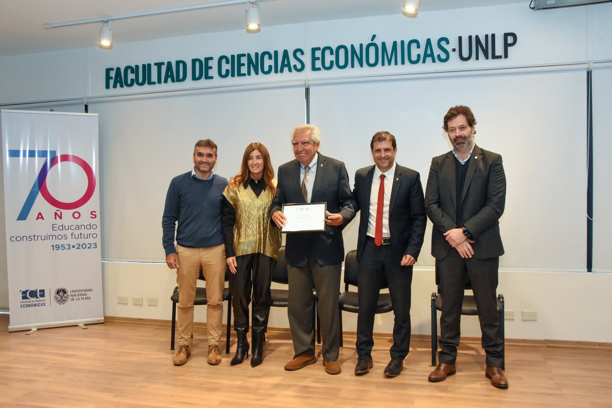 economicas_unlp's tweet image. RECONOCIMIENTO A GRADUADOS DISTINGUIDOS
👉En el marco del 70° aniversario de nuestra Facultad, se realizó hoy el acto y entrega de distinciones al Lic. Rodolfo Etchegoyen y al Cr. Carlos Alberto López, por su trayectoria profesional y labor de relevancia
🔗econo.unlp.edu.ar/facultad/recon…