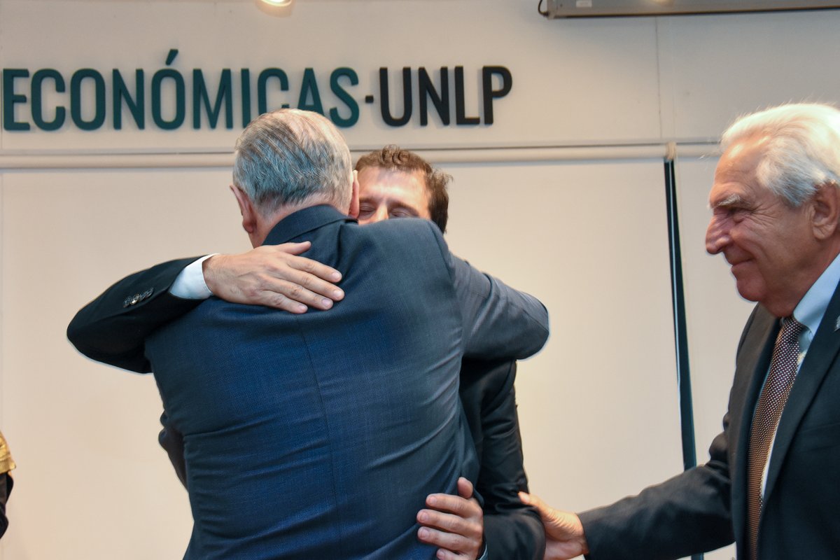 economicas_unlp's tweet image. RECONOCIMIENTO A GRADUADOS DISTINGUIDOS
👉En el marco del 70° aniversario de nuestra Facultad, se realizó hoy el acto y entrega de distinciones al Lic. Rodolfo Etchegoyen y al Cr. Carlos Alberto López, por su trayectoria profesional y labor de relevancia
🔗econo.unlp.edu.ar/facultad/recon…