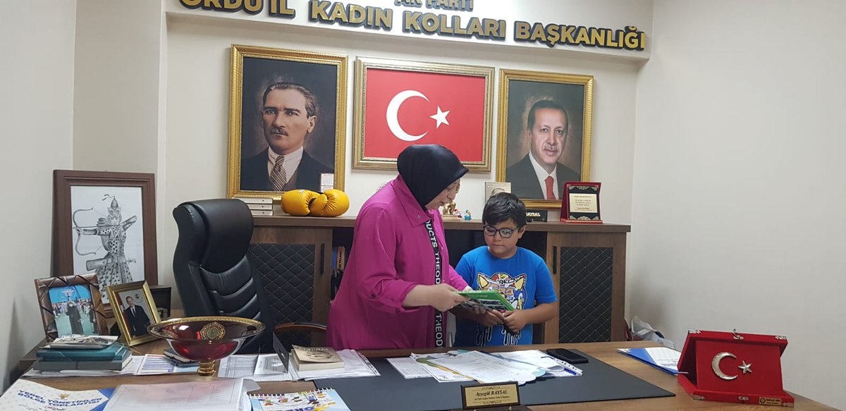 AKkadinordu's tweet photo. Güzel Karneler Sizden Hediyeler Bizden 🎊

Ak Parti İl Kadın Kolları Başkanlığımızda Kadın Kolları Başkanımız Sn. @aysglbysall ' ı karneleri ile  ziyarete gelen miniklerimiz karne hediyelerini aldılar

#TürkiyeYüzyılı Çocuklarına İyi Tatiller diliyoruz. 🥰 https://t.co/DAKDluiiW2