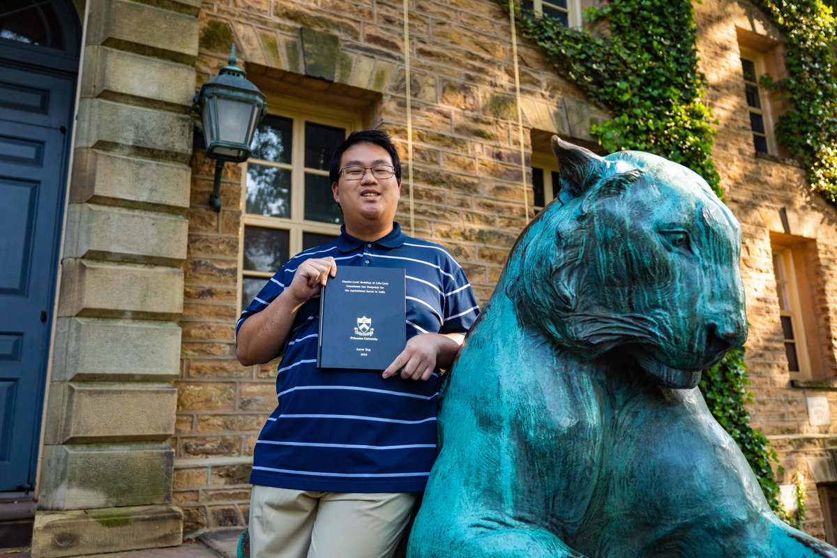 Congrats to #PrincetonU seniors Aaron Eng and Kanishkh Kanodia who have been awarded the Global India Thesis Prize in Natural and Applied Sciences and Humanities and Social Sciences from Princeton's Center for Global India <a href="/IntlPrinceton/">Princeton International</a>