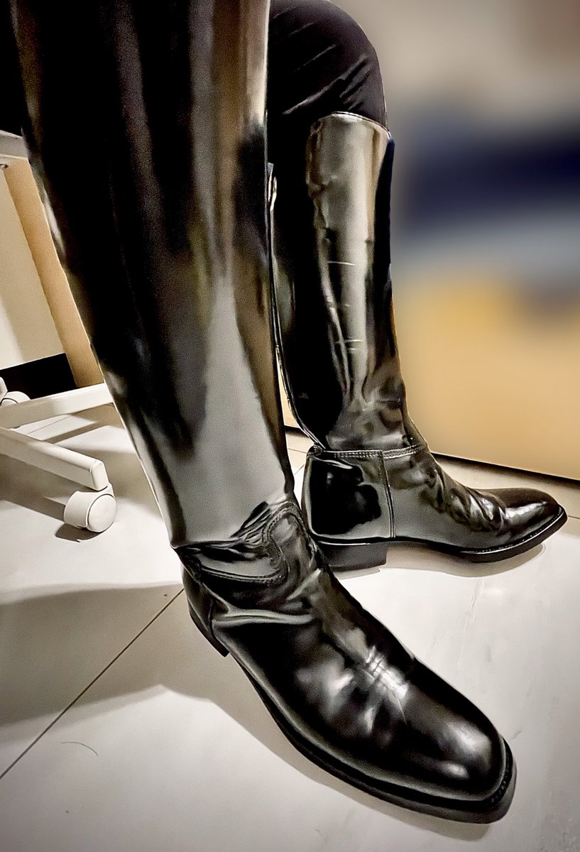 開啟連假模式😎
Start the holiday with my shiny boots