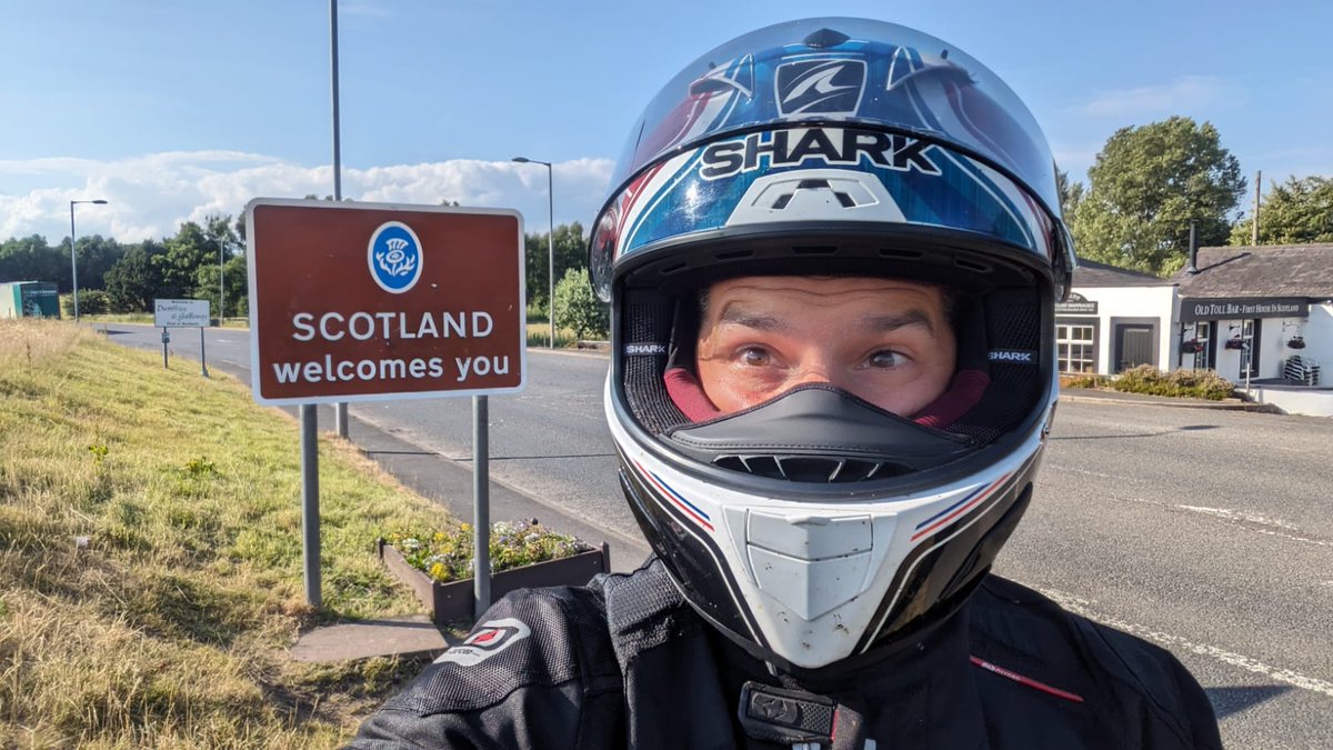Our riders are starting to cross the border now, here are Glen, Martin and Spike on their way. Aches and pains are setting in, so why not bung them a few quid for their efforts? fundraise.cancerresearchuk.org/unite/longest-…
#LDC
