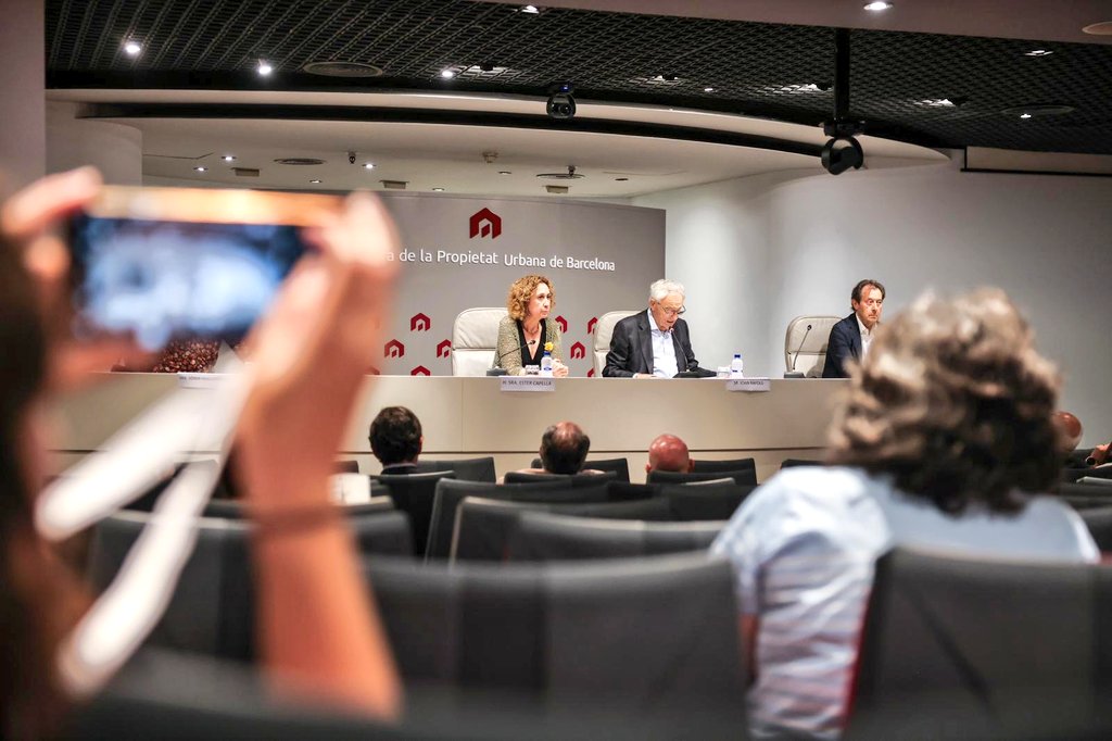 territoricat's tweet photo. La consellera @estercapella clou l’acte de presentació de la publicació 'Rehabilitació i reformes amb criteris de salut', de la @CPUBCN

💬 “Cal evitar la degradació del parc d'habitatges existent; adaptar-lo amb criteris de seguretat, accessibilitat, energia i confort”

#CPUBCN https://t.co/u7uMSu85yB