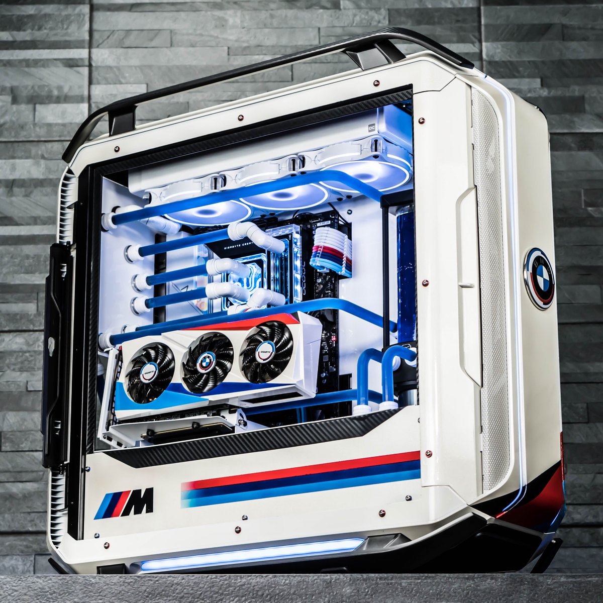 IntelUK's tweet image. 🏎️💨 Leave your opponents in the dust with these speeds

📷 italian.extreme.modders on IG

#pcmodding #bmw #pcmods #pchardware #aorus