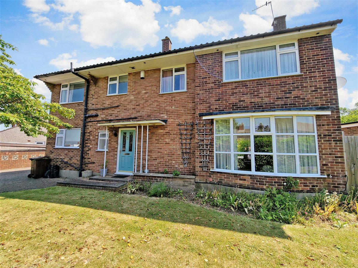 wardsofkent's tweet image. 🏡 4 Bedroom | Meopham, Kent

Looking for a detached home with an incredible amount of potential? Just a short walk from local schools, this is an ideal family home.

Find out more here:
👉 ow.ly/Qlut50ORKxZ

#Wards #EstateAgents #KentHomes #HouseHunting