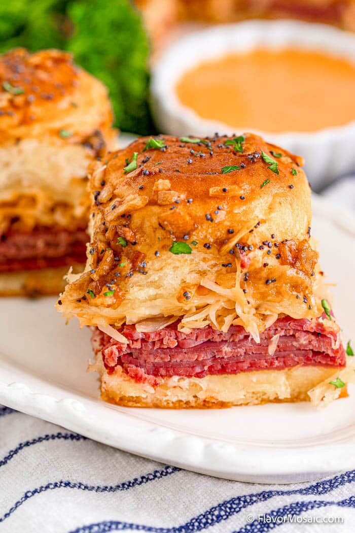 FlavorMosaic's tweet photo. Reuben Sliders are delicious party-sized appetizers filled with corned beef, sauerkraut, and Thousand Island dressing!
RECIPE: https://t.co/FvHLRz29rN 
#Food #FlavorMosaic https://t.co/4N6XyPKcMD