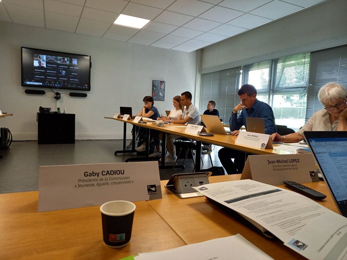 GabyCadiou's tweet photo. Après une belle commission  #jeunesse #égalitédesdroits et #citoyenneté où on a parlé #développementdurable #languesdebretagne #mobilités #lycées #mondeassociatif #engagement ... et de notre bien commun  l' #eau , je retourne en @TGVINOUI vers ma "fraîcheur" costarmoricaine! https://t.co/3ECsTGV5ck