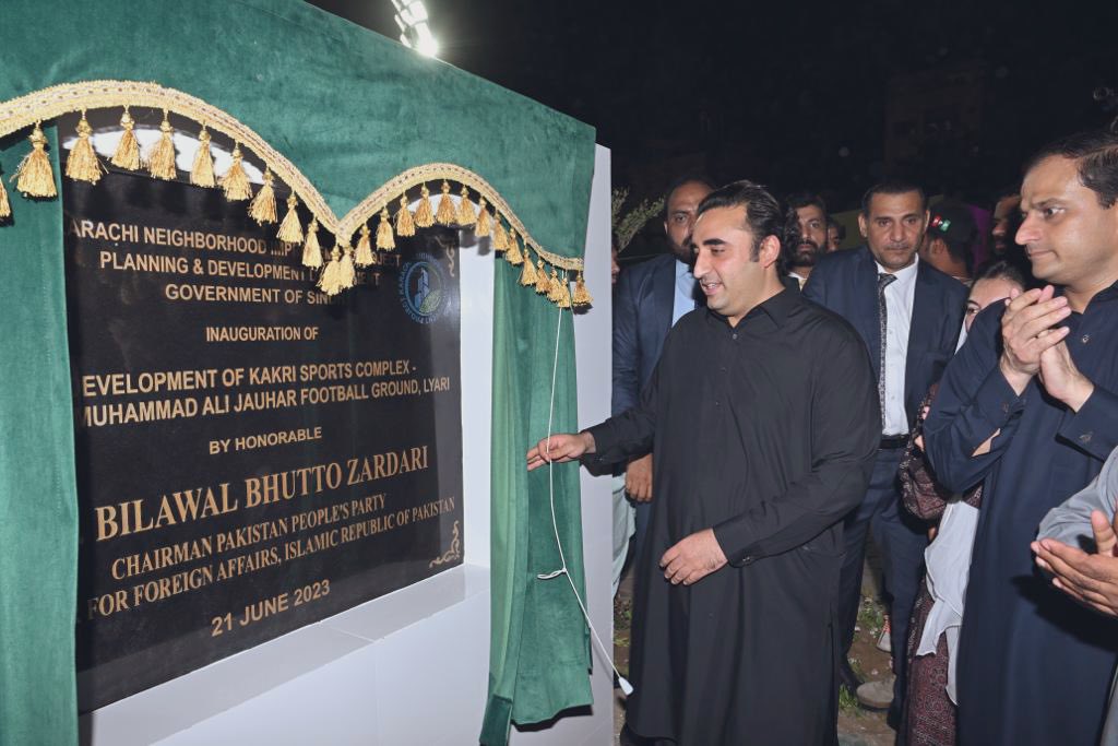 BBhuttoZardari's tweet photo. آج شہید محترمہ بینظیر بھٹو کی 70 ویں سالگرہ کے موقع پر ککری اسپورٹس کمپلیکس کا افتتاح کرکے بہت خوشی محسوس ہوئی۔

ککری گراؤنڈ اور لیاری میرے لیے بہت اہمیت رکھتے ہیں کیونکہ پاکستان پیپلز پارٹی کی بحالیِ جمہوریت کیلئے کی جان�� والی جدوجہد میں ان کا اہم کردار رہا ہے۔ https://t.co/4fVuGeskLc