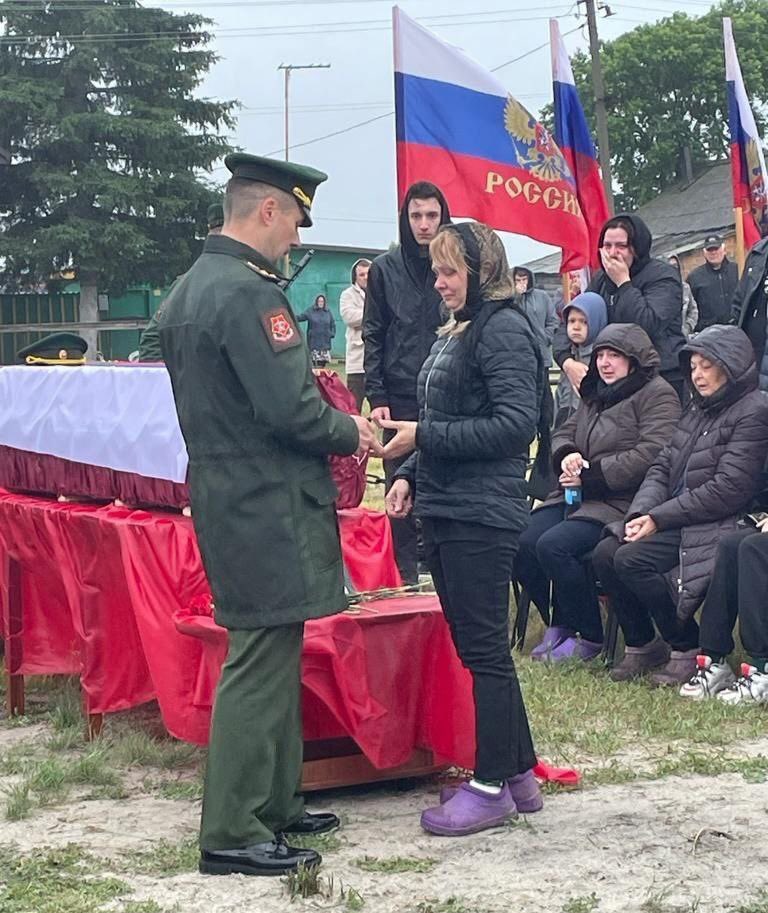MirovichMedia's tweet photo. Посмотрите, на что похожи российские посёлки, куда привозят коробочки с трупами захватчиков. Бездорожье, грязь, приблудные собаки, нищета, тёмные избы царских времён. 

Телевизор убедил жителей посёлка, что у них нету других проблем, кроме «нацизма» в Украине и НАТО, приближающегося к границам.