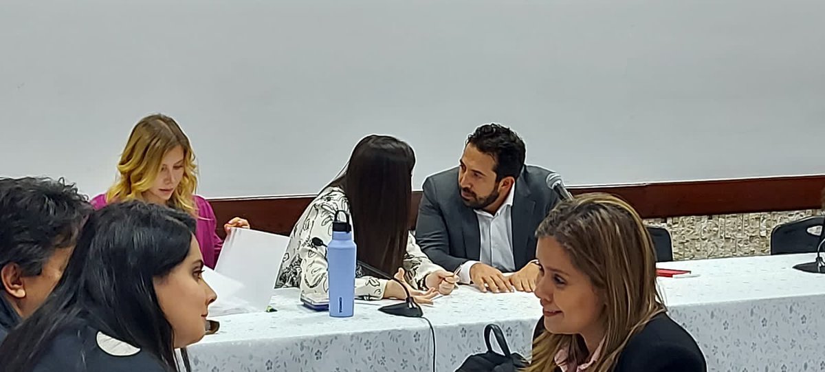 Continúa #AEstaHora reunión entre coordinadores y ponentes del proyecto de adición presupuestal, con la asistencia del viceministro General de @MinHacienda, @diegoguevaro. Los recursos se destinarían a transporte, agricultura, ambiente, empleo, educación y trabajo, entre otros.