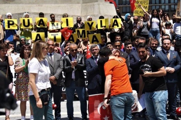 KartaLizma29's tweet photo. Bir adım daha atamayacak kadar.  yorulduğumu düşündüğümde 
Hep şu söz aklıma gelir :
"Eğer burada durup daha ileri gitmeyeceksek, niçin bu noktaya kadar geldik? "
@Yusuf__Tekin @RTErdogan
#SözÖzerdenEkAtamaReisten https://t.co/e8ZDZvIoWn