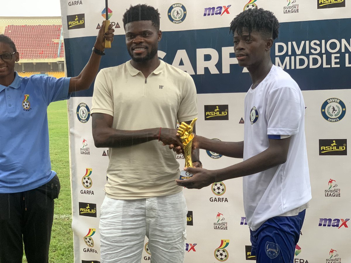 AccraGarfa's tweet photo. Thomas Teye Partey of Arsenal fame presenting an award plaque branded by Davor Sports to Kwame Junior Sosu of Desidero FC, who wins man of the match. 
Desidero FC won 3:1 against Auroras FC in the ongoing D2 Middle League🔥❤️⚽️
#faceofgrassrootfootball https://t.co/o1g5Bb9YJG