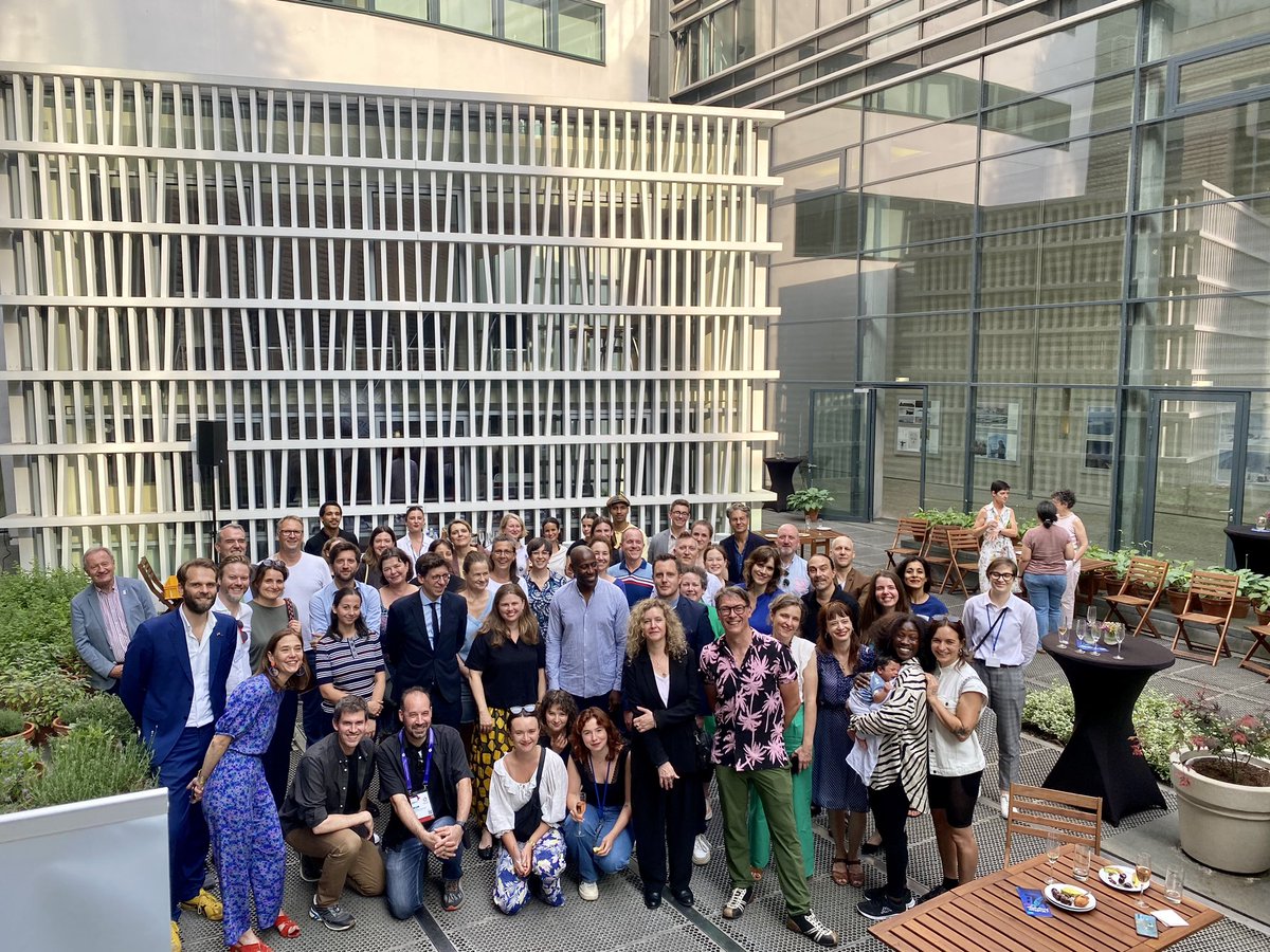 Gleich geht’s von der <a href="/FranzBotschaft/">Botschaft Frankreich 🇫🇷 🇪🇺</a> zum Brandenburger Tor. Eine Freude, die französische Tradition der Fête de la Musique gemeinsam zu leben! 💙🤍❤️ #französischebotschaft #institutfrancais @feteberlin @musicboardberlin #joechialo <a href="/EmmanuelCohet/">Emmanuel Cohet</a> 🎤