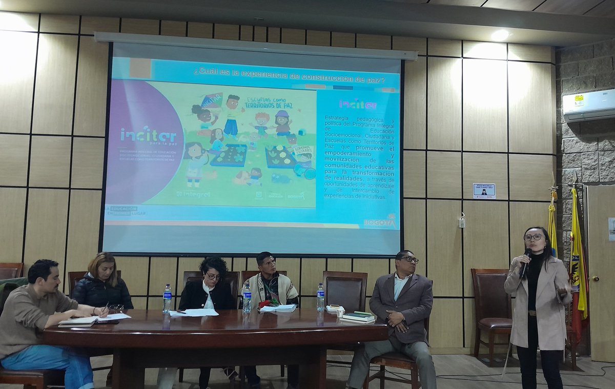 TamaraPaolAH's tweet image. @Educacionbogota Participando activamente en el encuentro &quot;Encantos y desafíos de la paz urbana en Bogotá&quot; organizado por la Comisión de Educación, Consejo Distrital de paz. #redespaz
@Deidamiapiensa @EdnaBonillaSeba