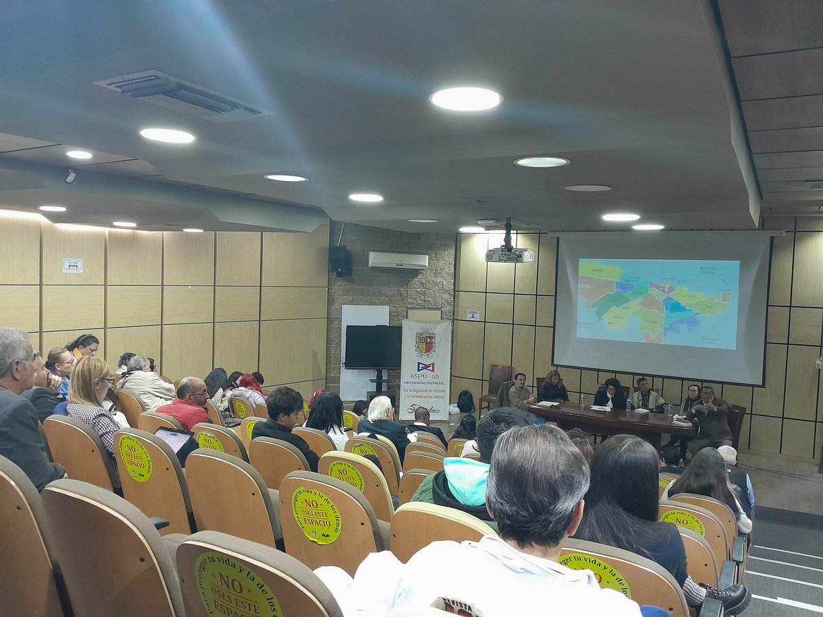 TamaraPaolAH's tweet image. @Educacionbogota Participando activamente en el encuentro &quot;Encantos y desafíos de la paz urbana en Bogotá&quot; organizado por la Comisión de Educación, Consejo Distrital de paz. #redespaz
@Deidamiapiensa @EdnaBonillaSeba