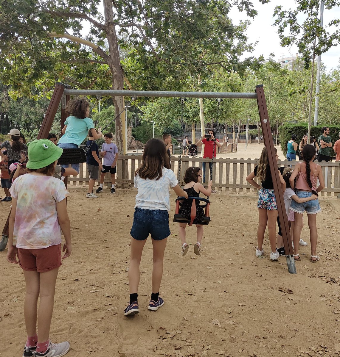 Dilluns 19 varen gaudir padrins i fillols d'una estona d'esbarjo al Parc de la Pegaso