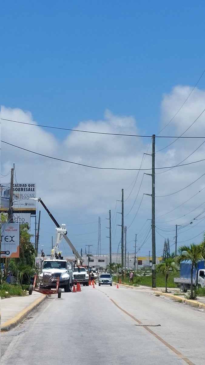 ffondeur's tweet photo. Internet recidencial fuera de servicio en White Sands, Bavaro. Cableado de telecomunicaciones y tendido eléctrico con aparentes daños. @ClaroRDServicio @ClaroRD https://t.co/F1fUbP1KLK