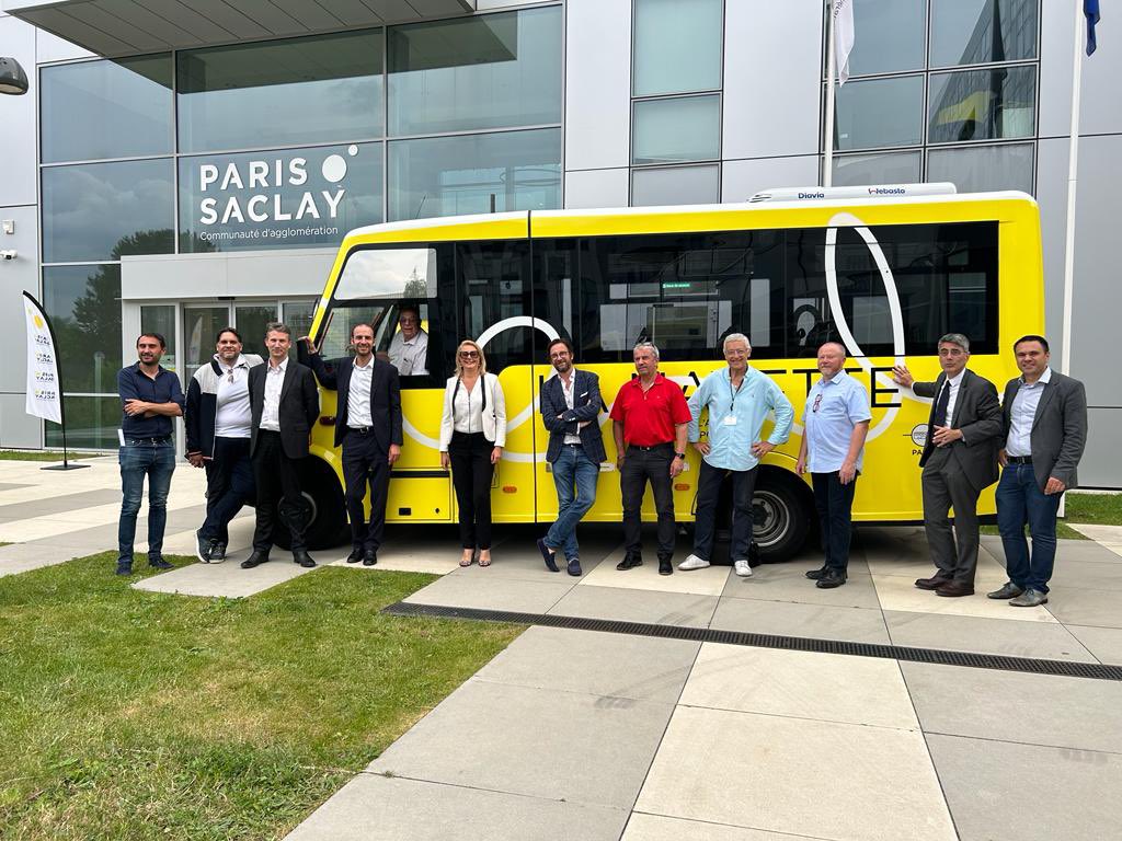 La Navette : 22 lignes de  proximité en libre accès à #Parissaclay. Des véhicules propres, connectés et qui complètent le maillage bus. Un financement et une volonté agglo et villes ! Ce soir, les maires mettaient à l’honneur La Navette. 
En savoir plus : paris-saclay.com/vivre-ici/mobi…