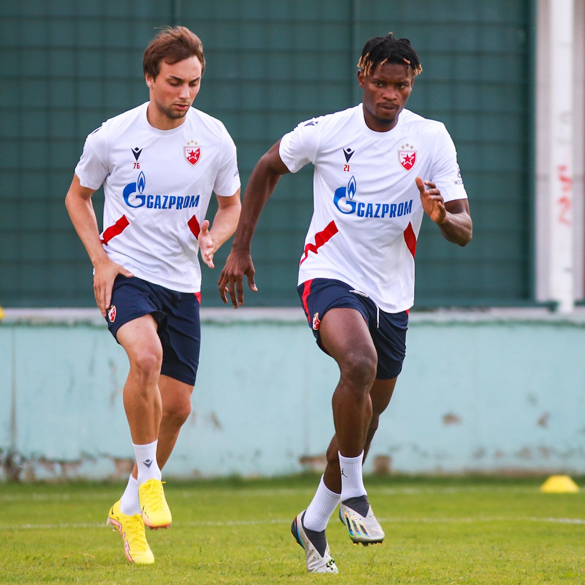 Edmund Ado je u popodnevnim časovima odradio prvi trening sa ekipom.

🔴⚪️ #fkcz