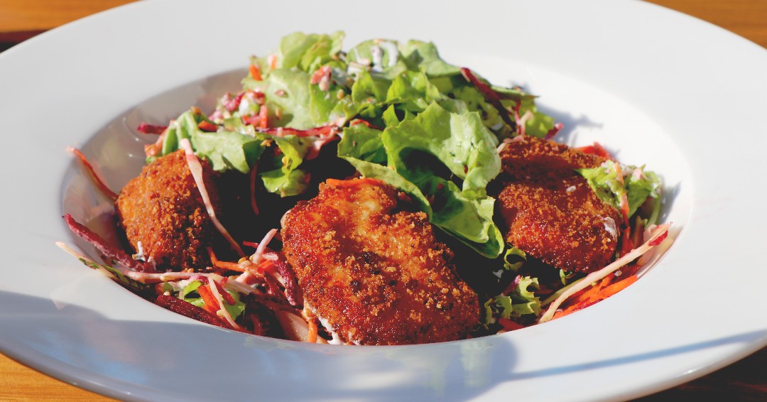 What did the cheese say when it looked in the mirror? Hallo-mi! Our Halloumi salad has organic salad from our farm, organic shredded veggies, seeds, vegan french dressing & of course, crispy Irish halloumi fritters! 😍

#foodie #irishfoodie #salad #summersalad #leitrim #sligo