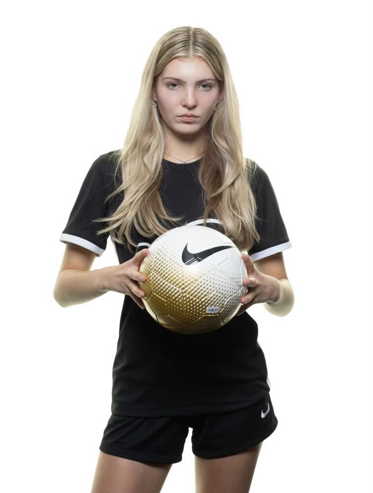 We are excited to celebrate Zola DeGraw’s commitment to play soccer next year as a Lancer at the University of Windsor! Zola will be studying Human Kinetics while continuing her soccer career. Congratulations, Zola! #SabreProud