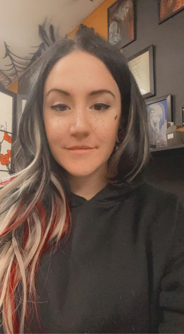 &ldquo;What have you been up?&rdquo; I moved to Arizona. It&rsquo;s hot. I do tooth gems and event bartending (mostly motorcycle<a href="/tag/newprofilepic"class="tags"><span>#newprofilepic</span></a>