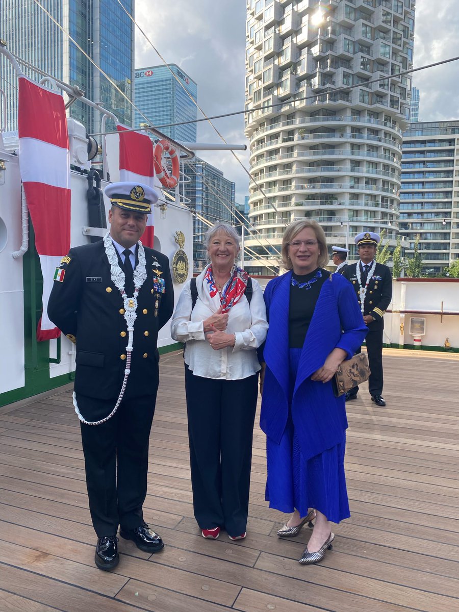 Delighted to meet again with the Ambassador <a href="/josefagbom/">Josefa Gonzalez Blanco (she-her)</a> and the captain of the ARM Cuauhtémoc. What a joy to welcome our Mexican colleagues to the Thames Estuary! We thank them for their wonderful hospitality this evening from the bottom of our hearts.