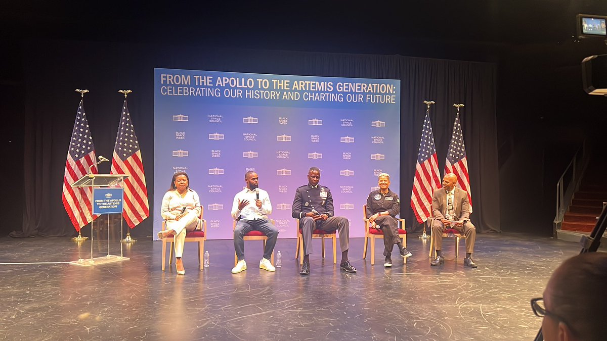 SeeSydSoar's tweet photo. This panel is everything! 😍 

So proud of @DrSianProctor! Learning so much from her and this incredible panel! 

Thank you @BlackInAstro for making the opportunity to amplify these voices! #blackspaceweek #blackinstem #blackinastro https://t.co/ELK7uo7crk