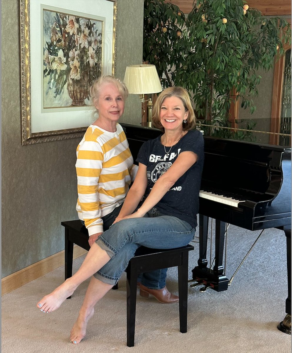 LauraSavino747's tweet photo. Spent the morning listening to lead singer/songwriter Paulette Carlson - country band Highway 101.
She is amazing! 😍🎹
#personalconcert #countrymusic #Highway101 #Singing #singer #songwriter #Montana https://t.co/cWPGDEeebL