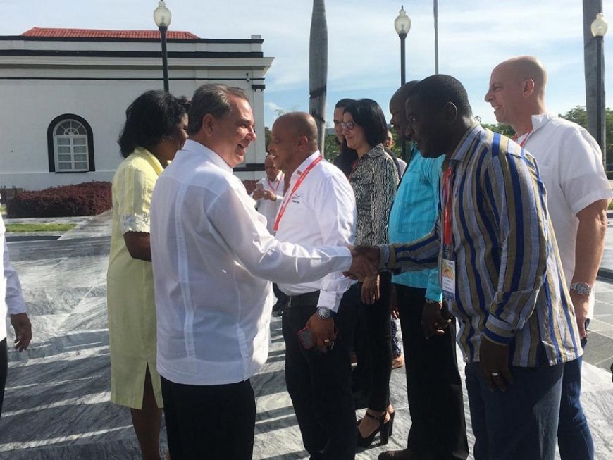 RamnMonte1's tweet photo. En Santa Ifigenia rendimos homenaje a los Fundadores de la Revolución, en ocasión del inicio del #ExpoCaribe2023 en #SantiagodeCuba, segunda feria de negocios de Cuba, un espacio de encuentro caribeño.
#70Moncada https://t.co/8O2HTIrE3T
