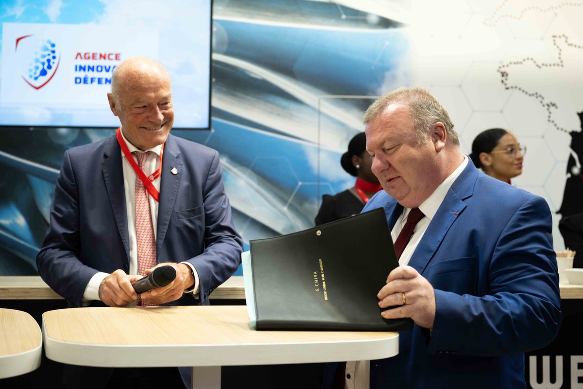 DG_Armement's tweet photo. #ActionPME | #siae2023
Sur le Salon du Bourget avec @al_rousset Président du Conseil régional de Nouvelle Aquitaine, nous avons signé un partenariat d'une durée de 3 ans pour le développement de l'industrie de défense et les activités de recherches duales en Nouvelle Aquitaine https://t.co/9j9jrUD8nH