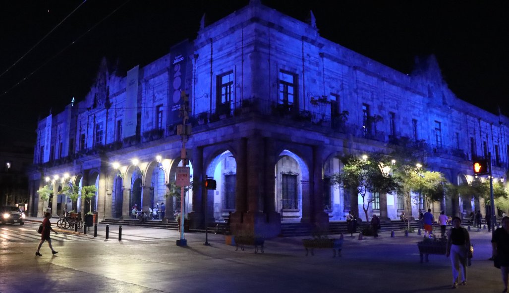 Ayer por la noche los monumentos de la ciudad de Guadalajara se tornaron azul en conmemoración del Día Mundial del Refugiado, muestra clara de solidaridad  con esta población #GuadalajaraConLosRefugiados 🙌💙

¿Ya vieron que chulo se ve? 

#DiaMundialdelRefugiado @GuadalajaraGob