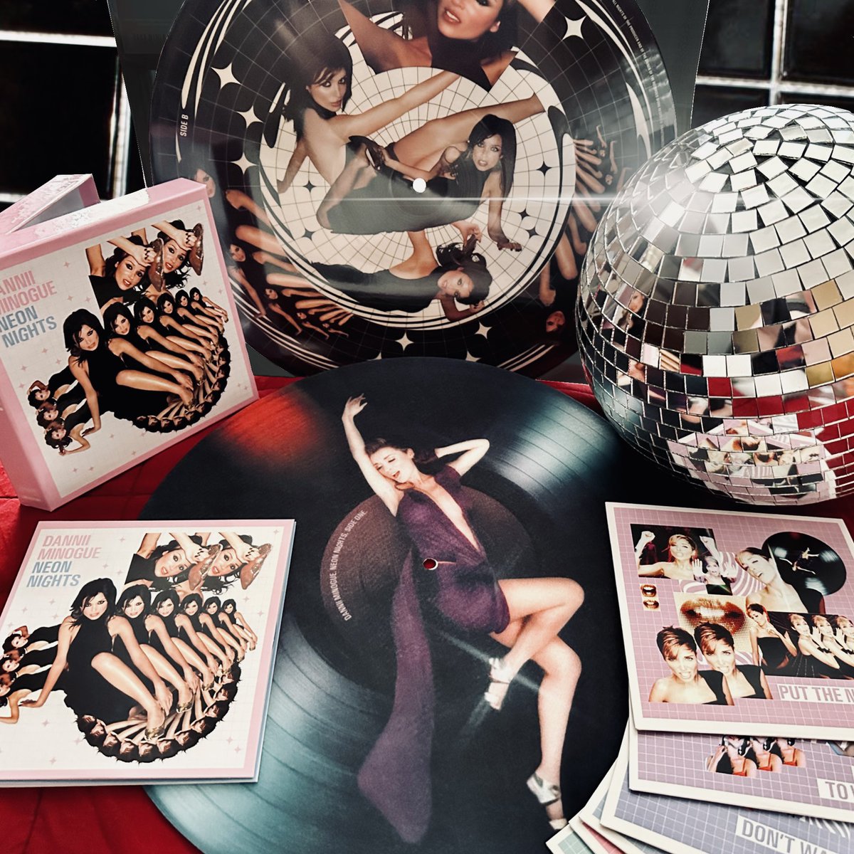 popsmith_o's tweet photo. Finally got my #NeonNights20 goodies.
One of the greatest albums ever created with 2 of my favourite ever mash ups.
@DanniiMinogue dirty hands I demand!
That slip mat is a thing of beauty 😍
#PopMusic #Danniversary #Vinyl #PictureDisk https://t.co/JHqx4l4Bu7