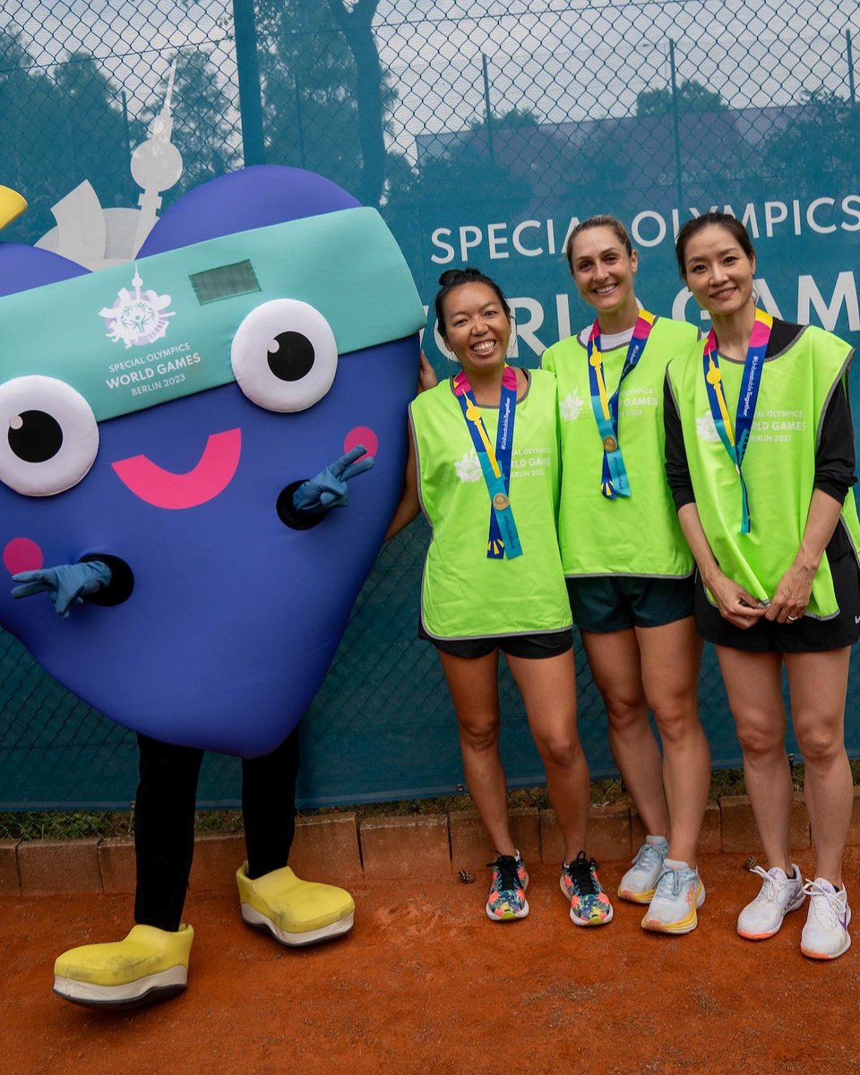 Vania King tweet media