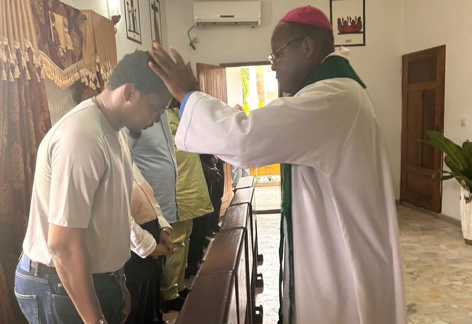AllezLesLions's tweet photo. 🔴 Samuel Eto’o a rendu une visite de courtoisie à l’évêque de KRIBI, ce mercredi.
Cette visite rentre dans le cadre de la descente du président de la FECAFOOT sur le site qui va abriter le centre de sports études de Niete.
Une parcelle offerte par l’église Catholique. 🙏🇨🇲 https://t.co/BwX1b4wU4h