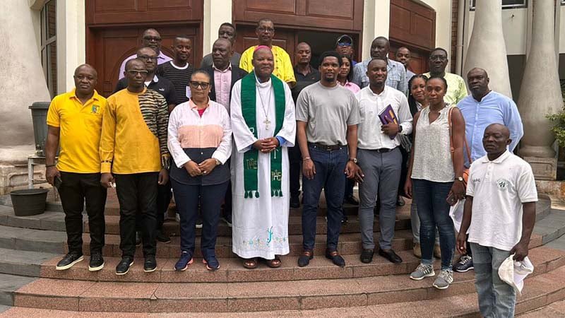 AllezLesLions's tweet photo. 🔴 Samuel Eto’o a rendu une visite de courtoisie à l’évêque de KRIBI, ce mercredi.
Cette visite rentre dans le cadre de la descente du président de la FECAFOOT sur le site qui va abriter le centre de sports études de Niete.
Une parcelle offerte par l’église Catholique. 🙏🇨🇲 https://t.co/BwX1b4wU4h