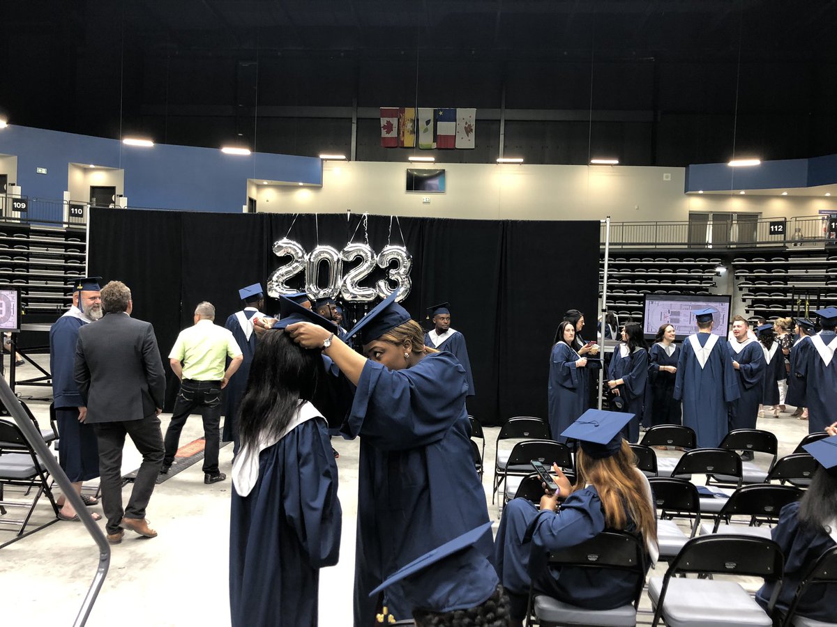cyrillesimard's tweet photo. Les préparatifs vont bon train à #Edmundston pour la seconde cérémonie de fin d’année du @CCNBOfficiel #CCNB2023 https://t.co/8ilTpgmFvu