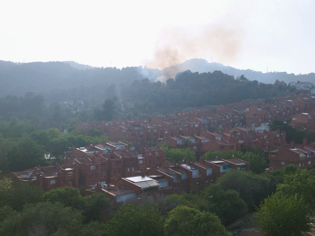 AlbaPedros's tweet photo. Incendi a la muntanya de Sant Boi, al costat de Can Carreres. Ara arriben els @bomberscat. Des de casa es veuen les flames.

#santboi https://t.co/fepjIAnA0H