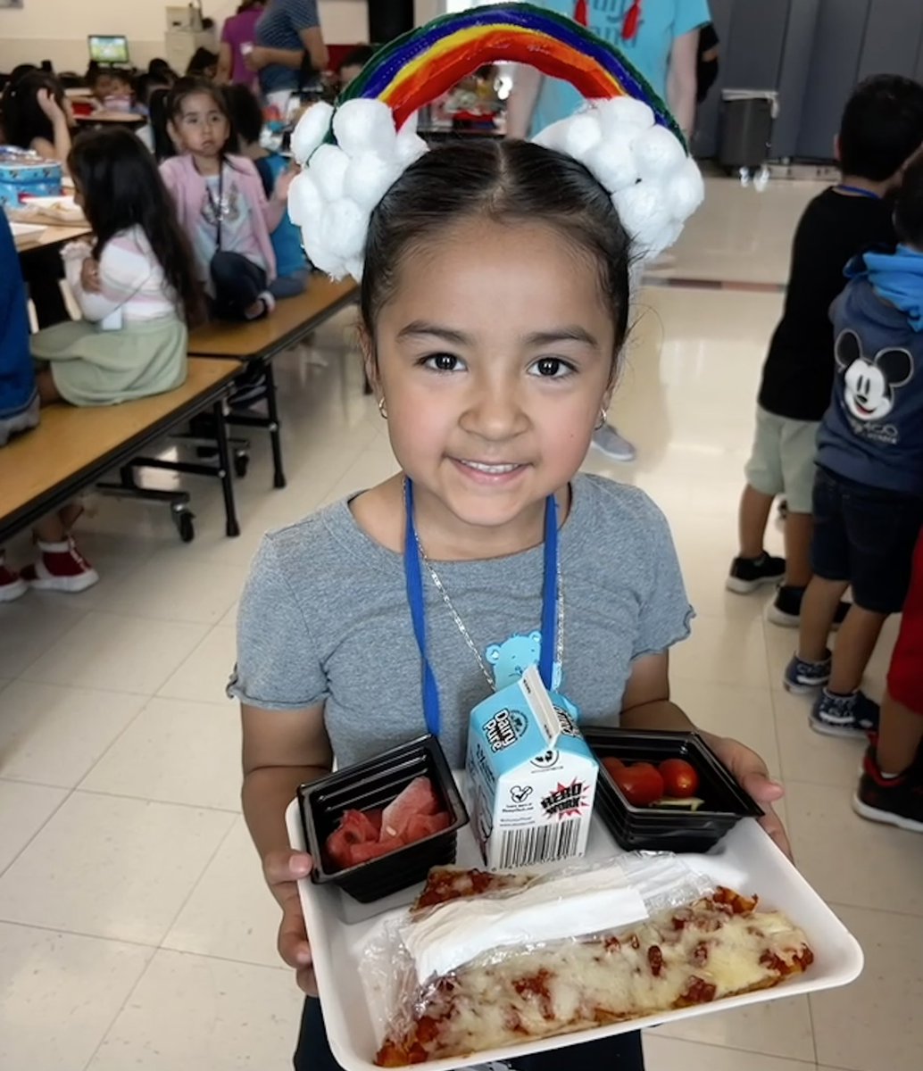 gisdnutrition's tweet photo. 🌈☀️🍕Perfect day for pizza & #freshlocal watermelon! Sure to keep the clouds away! 🍉☀️🌈
#summermeals #crazyhatday #TheGISDEffect #pizzatime #watermelon https://t.co/2ijVMpUTtm