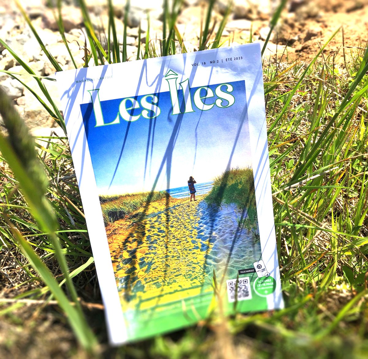 ilesmadeleine's tweet photo. 😀 #ilesdelamadeleine Voici en primeur la page couverture du numéro d’été du Magazine LES ÎLES. Une photographie de Carole Poulin. Il sera disponible dès vendredi en version papier ainsi qu'en téléchargement gratuit à l'adresse : https://t.co/Vqt1mfCecc https://t.co/MwDJJqWYrh