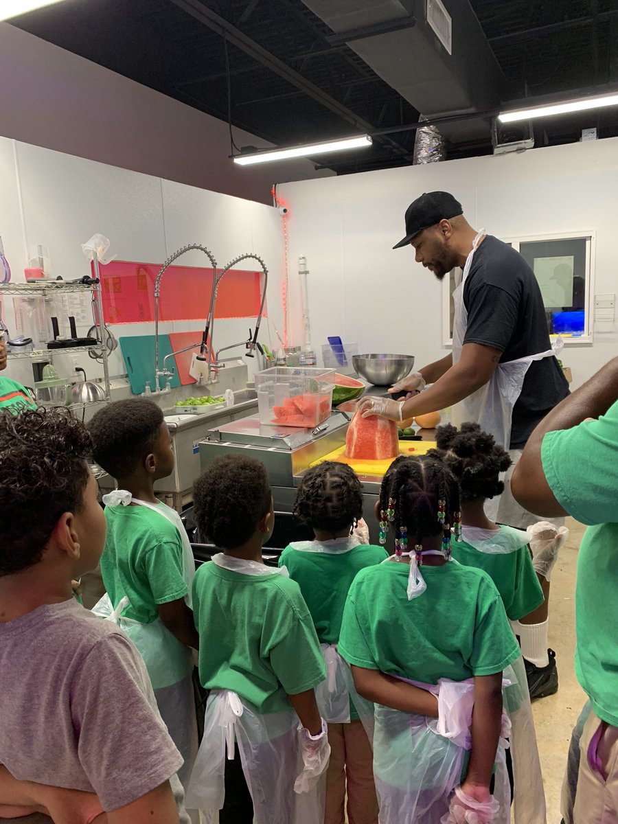 SqueezersCo's tweet photo. Presently doing it for the future! #HealthIsWealth #SQUeeZeRSJuiceBar https://t.co/xHs1ZQzU3K