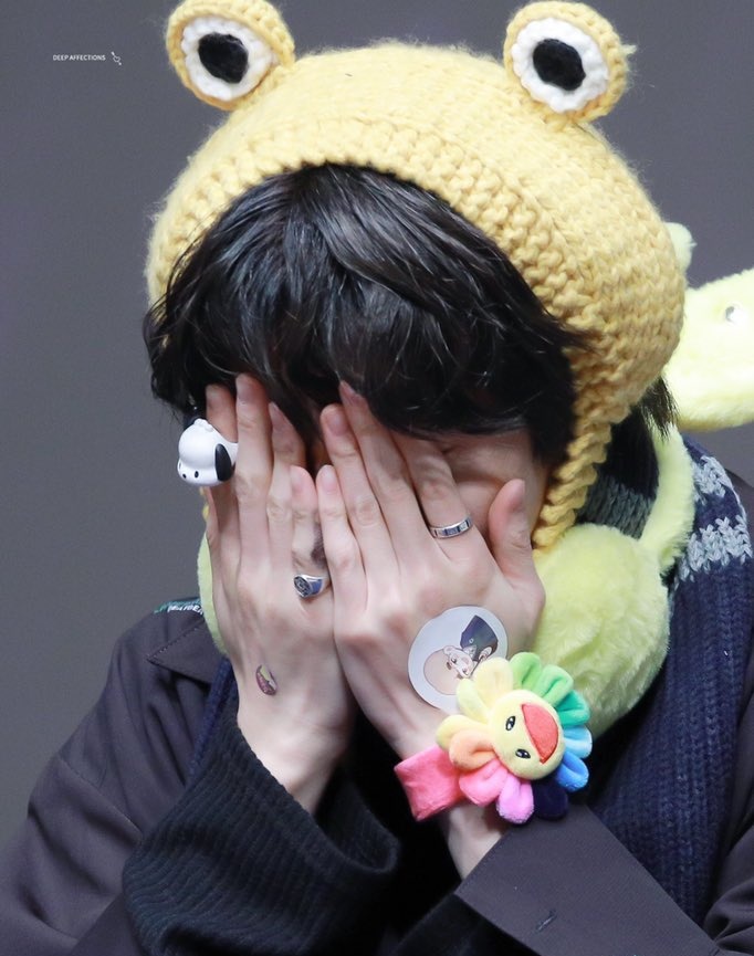 innie's habit of hiding his face when he's shy or embarrassed 

a cute thread 🙈 ~