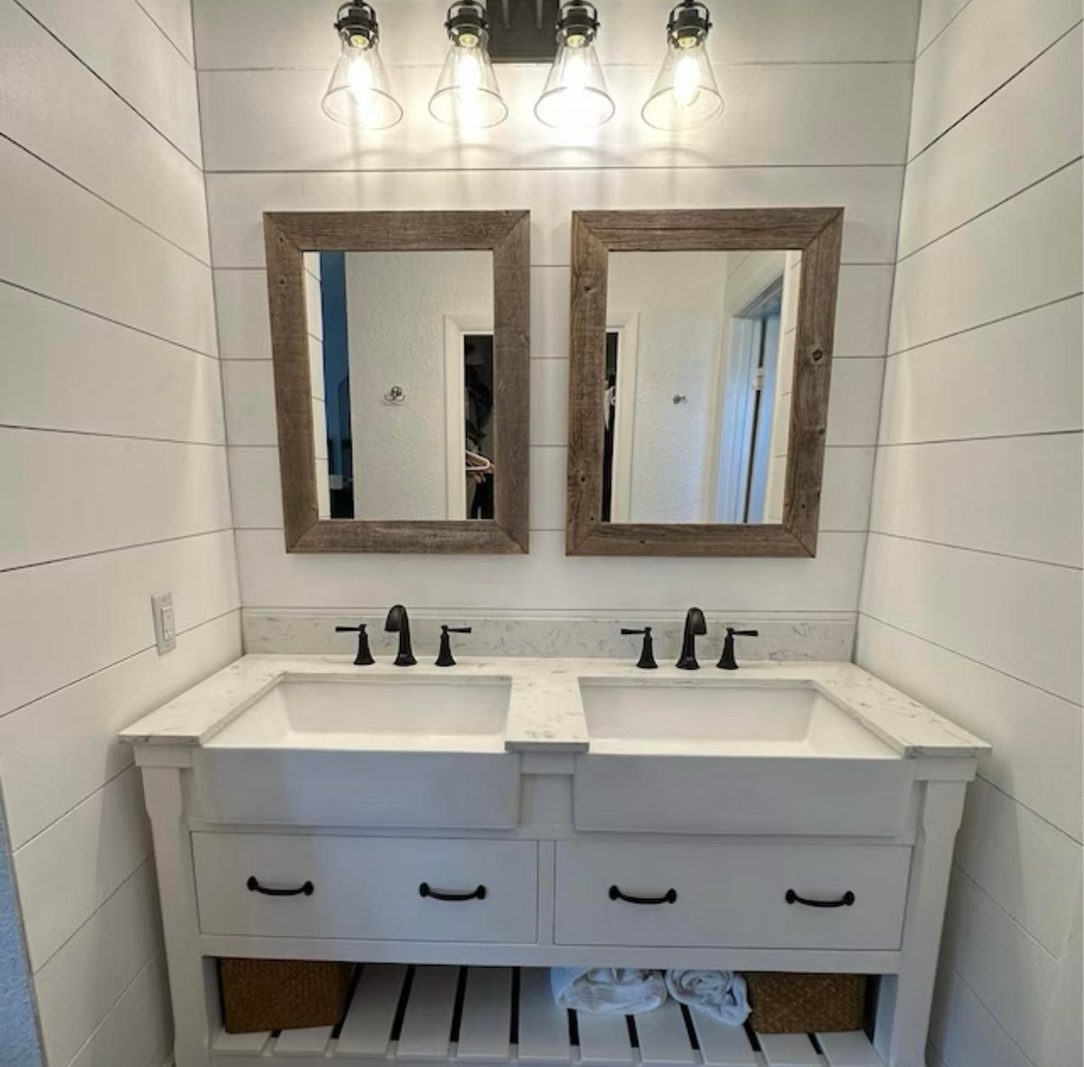 Transform your bathroom into a summer retreat with this amazing Barnwood Vanity Mirror! 🔆🏊‍♀️🛁 The natural wood texture and rustic look will create a warm and welcoming atmosphere! 😍🙌 Shop now on Etsy and add some charm to your space! bit.ly/462XCi7 #vanitymirror