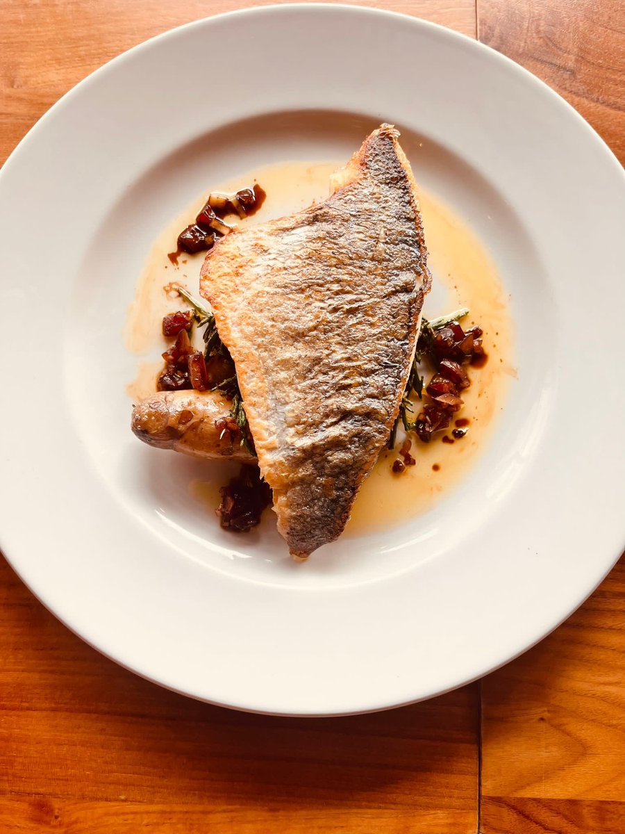 #Englishwineweek is now in full swing!! 
Bolney Estate Eighteen Acres Rosé NV, West Sussex 🥂
Perfectly paired with our pan fried trout, pink fur potatoes, samphire &amp; sauce vierge 🤩

A match made in heaven…
#englishwine #englishsparklingwine #foodie #pair #bar #bristol #youngs