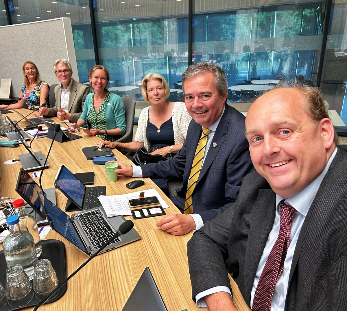 Voor de laatste keer als ensemble in de Statenzaal: de Gedeputeerden van <a href="/zuid_holland/">Provincie Zuid-Holland</a> uit de periode 2019-2023 op een rij. 4 jaar hard gewerkt om Zuid-Holland elke dag beter te maken. 

Dank jullie wel voor het warme welkom in jullie midden en de fijne sfeer.